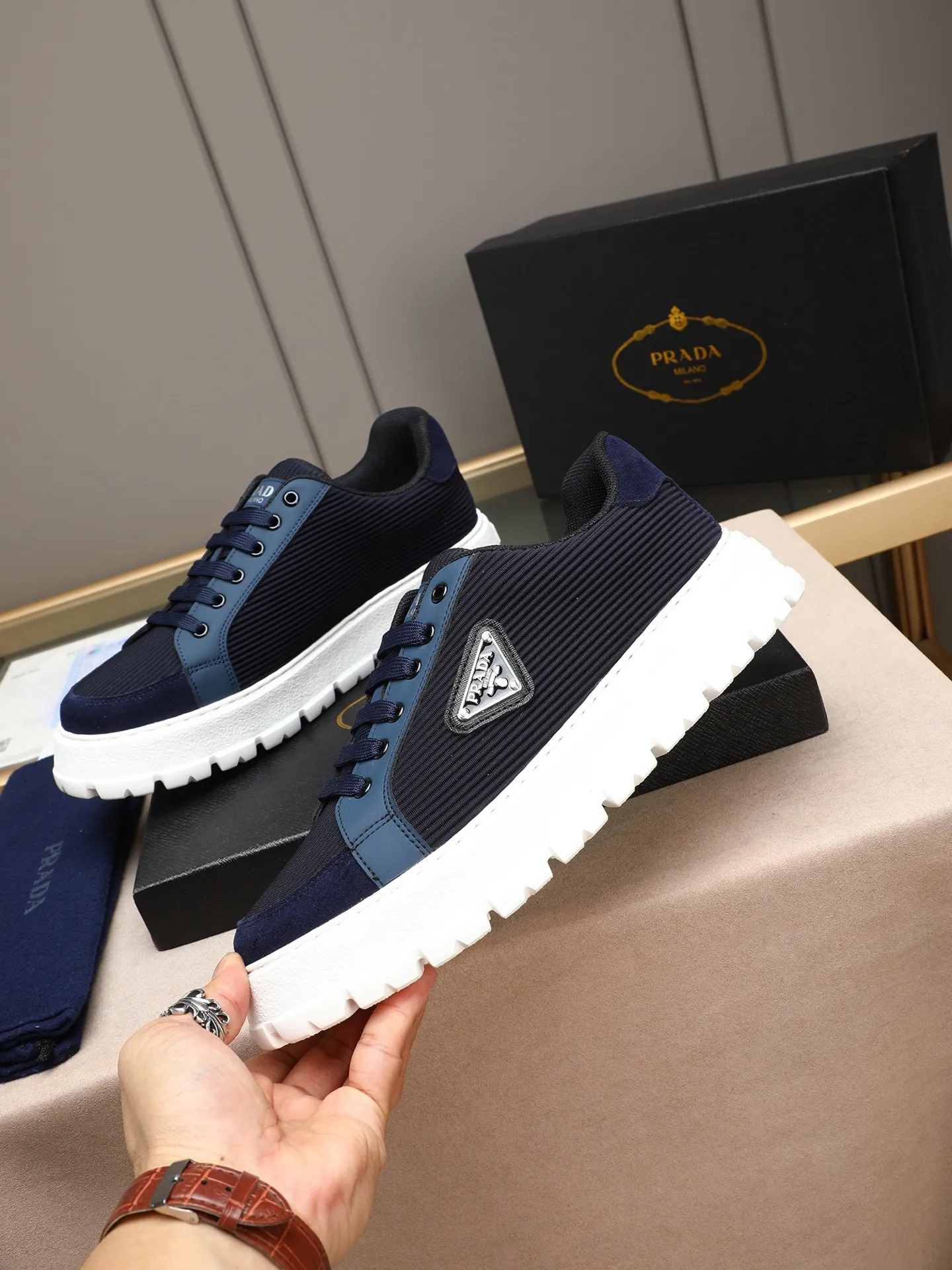 Men's Men's Shoes 💰440 Prada/Prada Men's new casual shoes, this sports shoe is made of imported calfskin upper with breathable mesh and breathable mesh lining. The foot pads are made of sheepskin, and the outsole is made of non-slip sports exclusive rubber outsole with logo. It feels good on the feet and is a fashionable item! Size: 38-44 (45 customized)